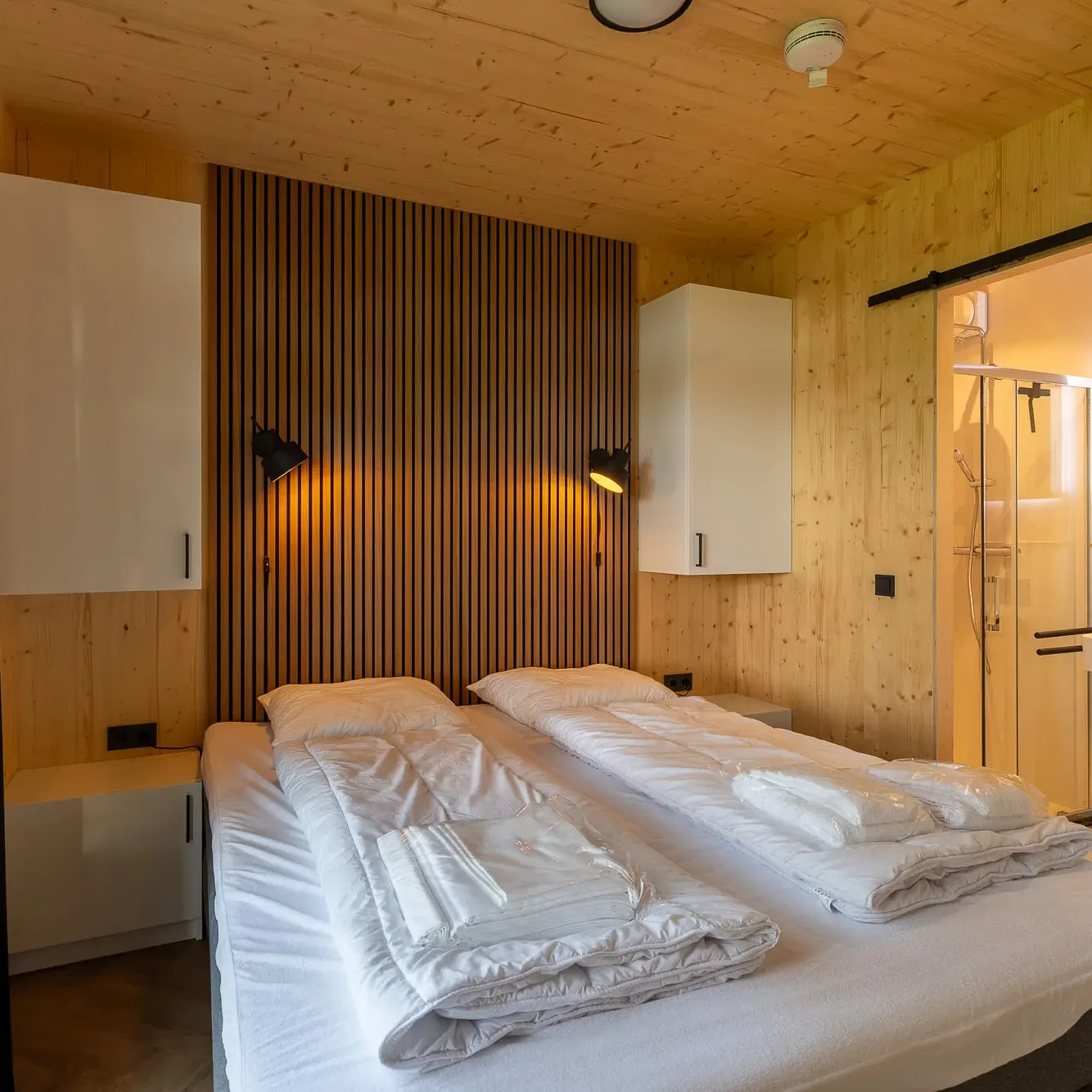Luxe slaapkamer met houten wanden en plafond in Panorama Lodge Zicht op Twente Markelo