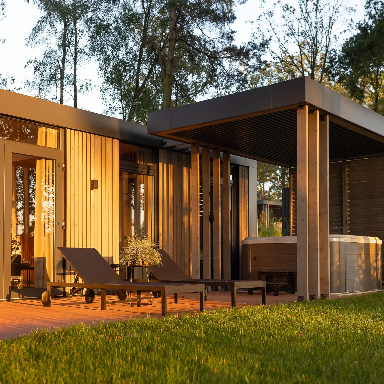 Moderne houten Panorama lodge met terras, ligbedden en hottub in natuurlijke omgeving Markelo