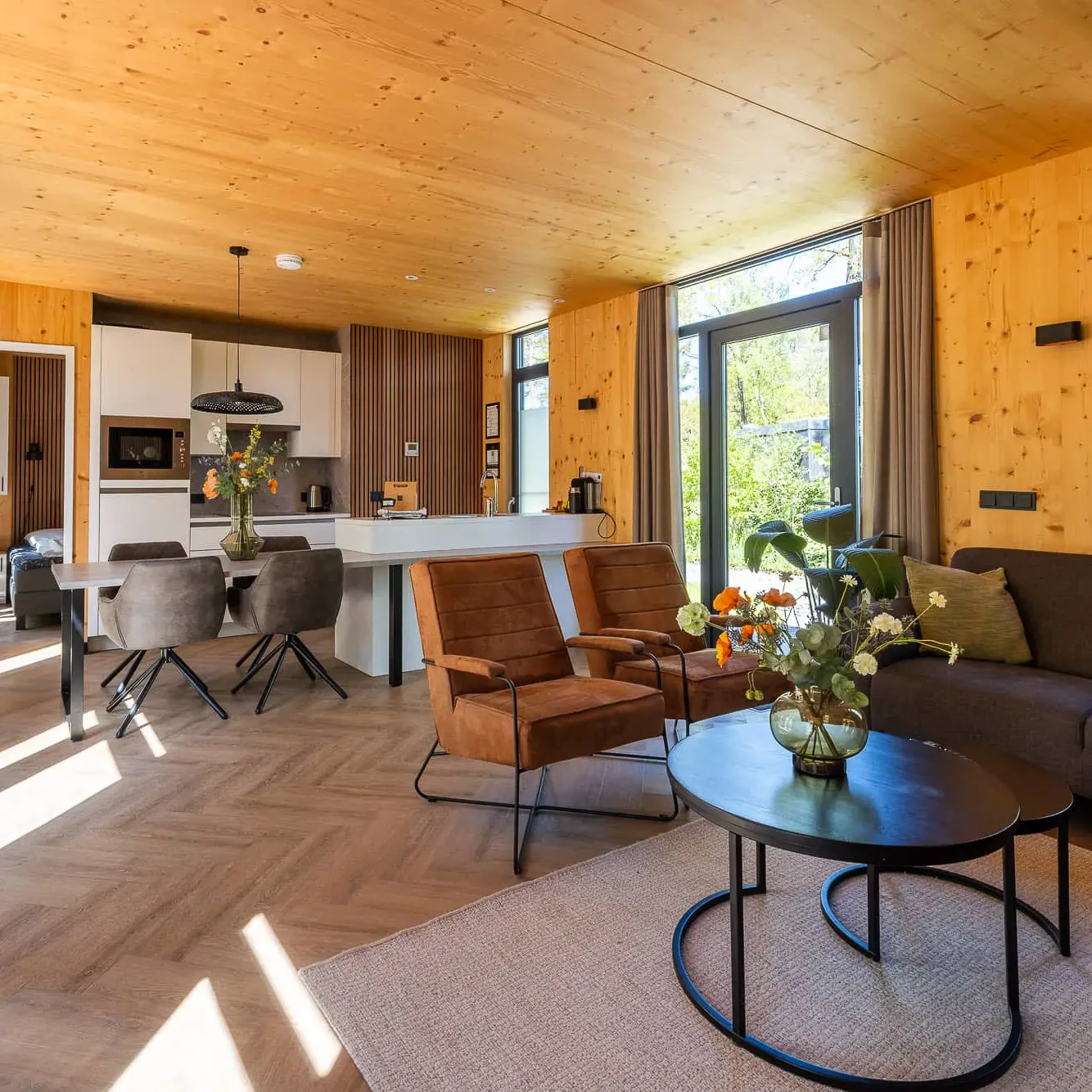Luxe woonkamer met houten plafond en wanden in Panorama Lodge Zicht op Twente Markelo
