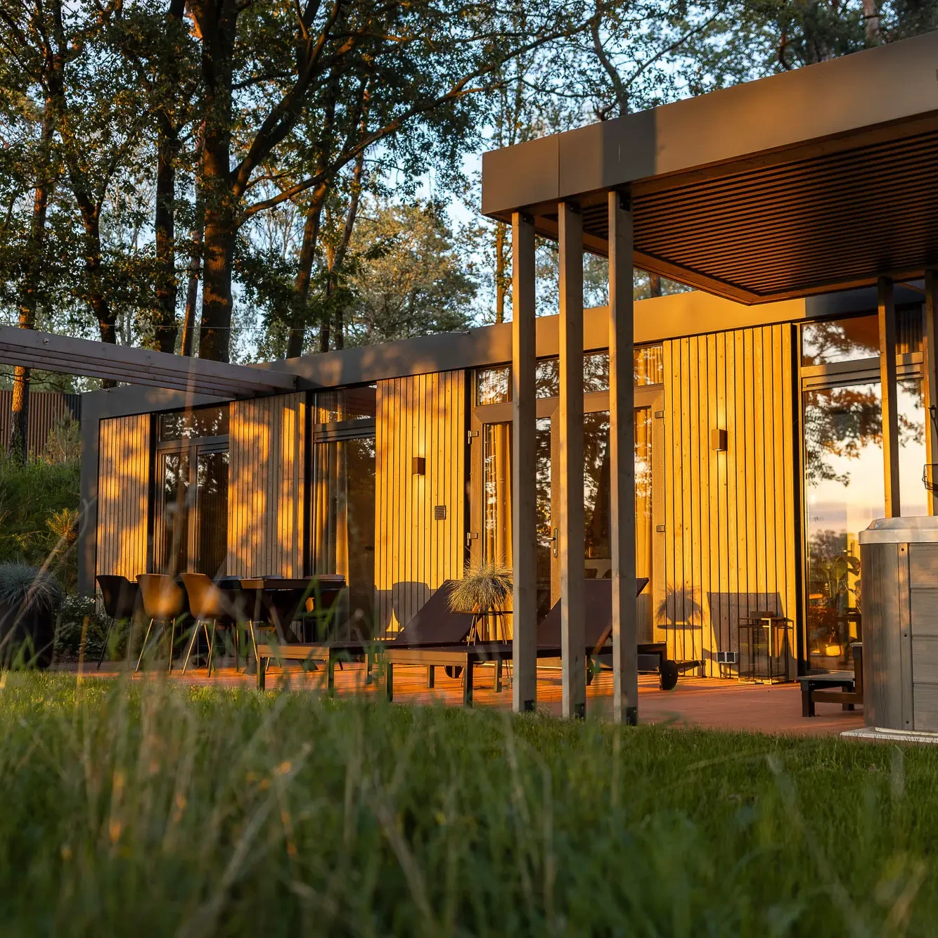 Luxe Panorama lodge met terras en jacuzzi in bosrijke omgeving bij Markelo