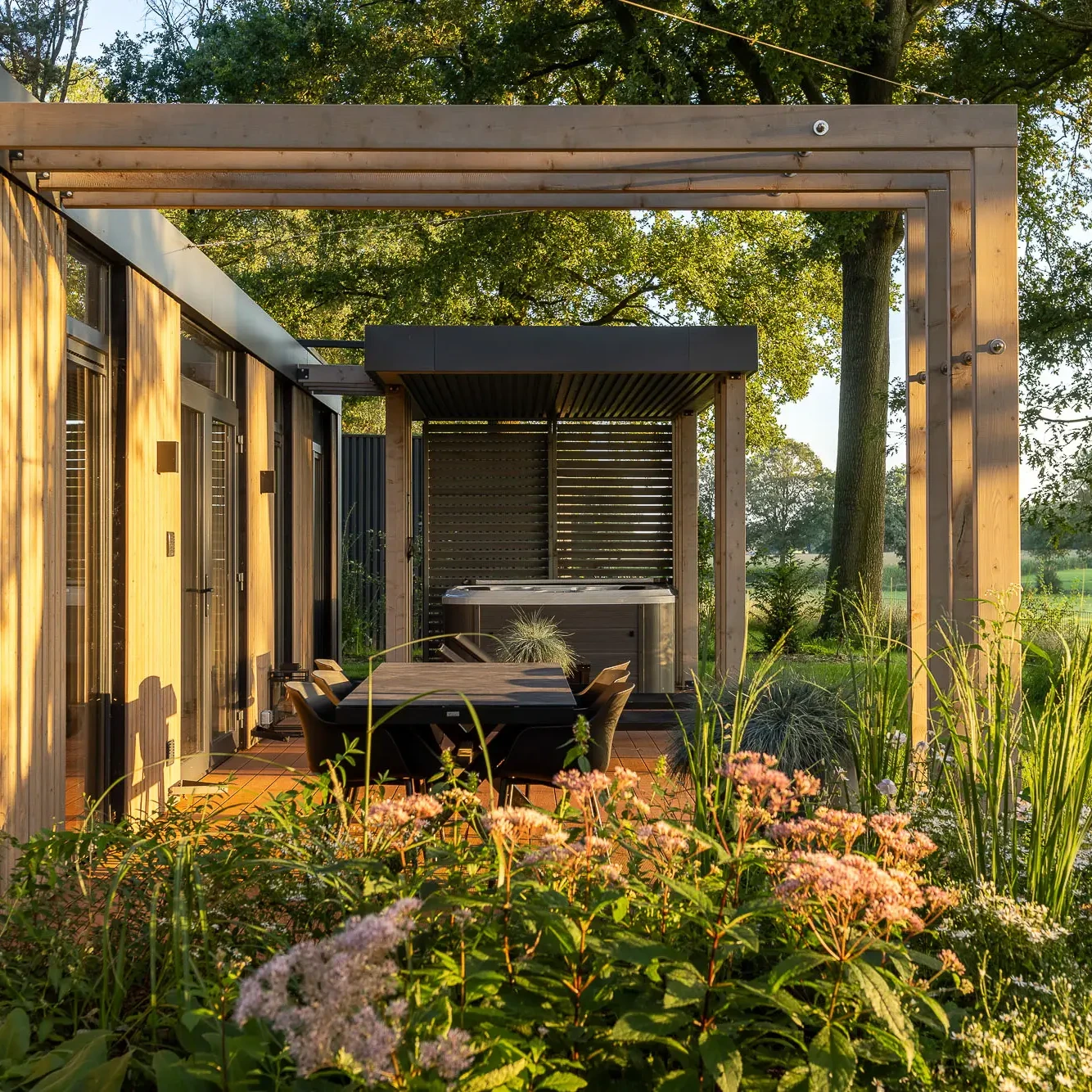 Luxe houten lodge met overdekt terras, jacuzzi en weelderige tuin bij Zicht op Twente Markelo