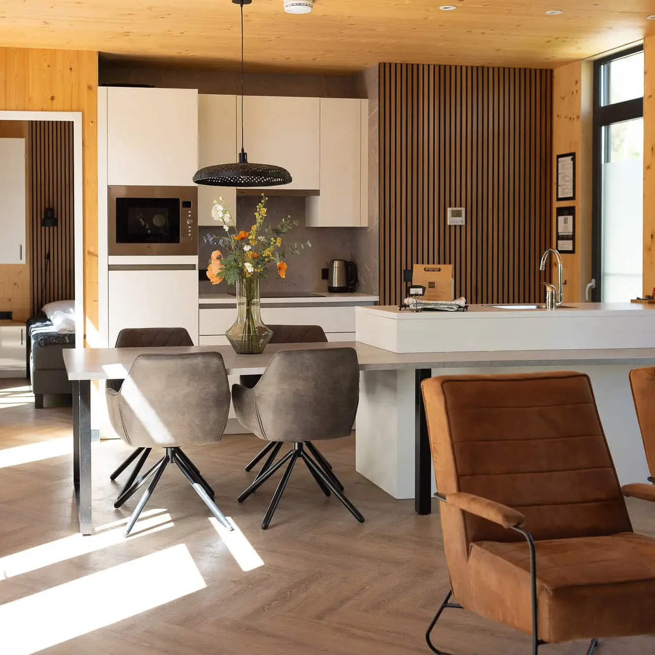 Luxe woonkamer en keuken met houten interieur in Panorama Lodge Zicht op Twente Markelo